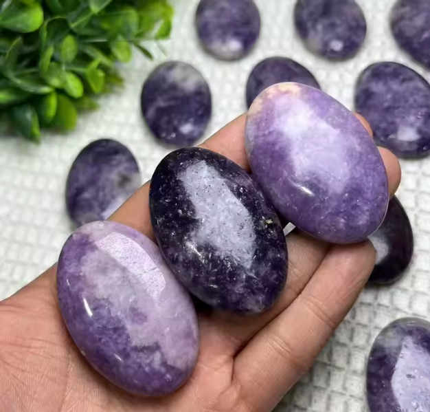 🟣 Galet apaisant en lépidolite – Kalmstone